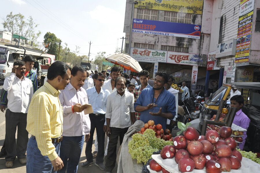 कलेक्टर श्रीकांत बनोठ के निर्देश पर त्यौहार को लेकर अधिकारियों ने की खाद्य सामग्रियों की जांच, खराब खाद्य सामग्रियों को नष्ट करने के साथ अतिक्रमण भी हटवाई | New India Times