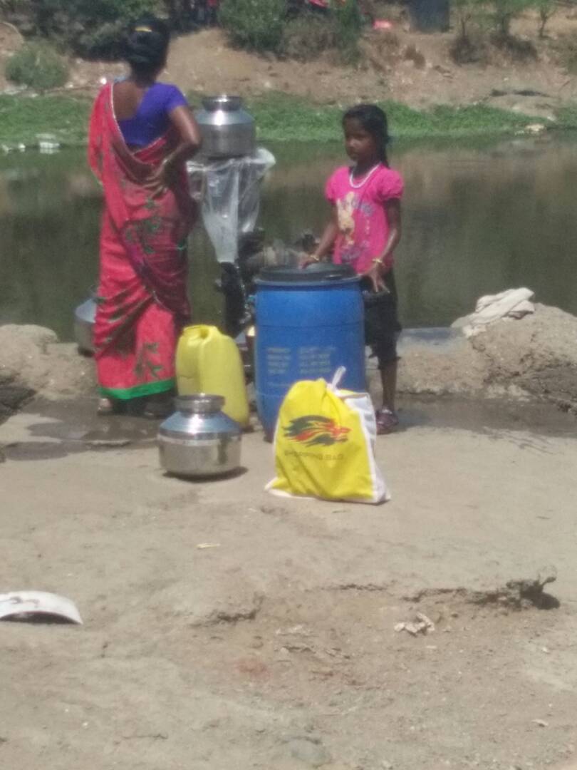 बूंद-बूंद पानी के लिये तरस रहे लोग पानी के पाइप लाइन से रिसते पानी से प्यास बुझाने को मजबूर, वसई-विरार मनपा बनी हुई है उदासीन | New India Times