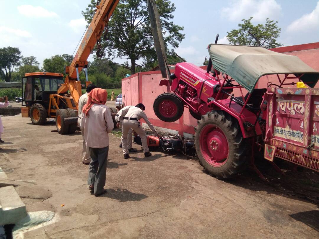 छपारा में स्कूल की जमीन पर अवैध कब्जे पर छपारा पंचायत ने की कार्रवाई, हंगामे के दौरान पंचायत का ट्रैक्टर दो मोटरसाइकिलों पर चढा | New India Times