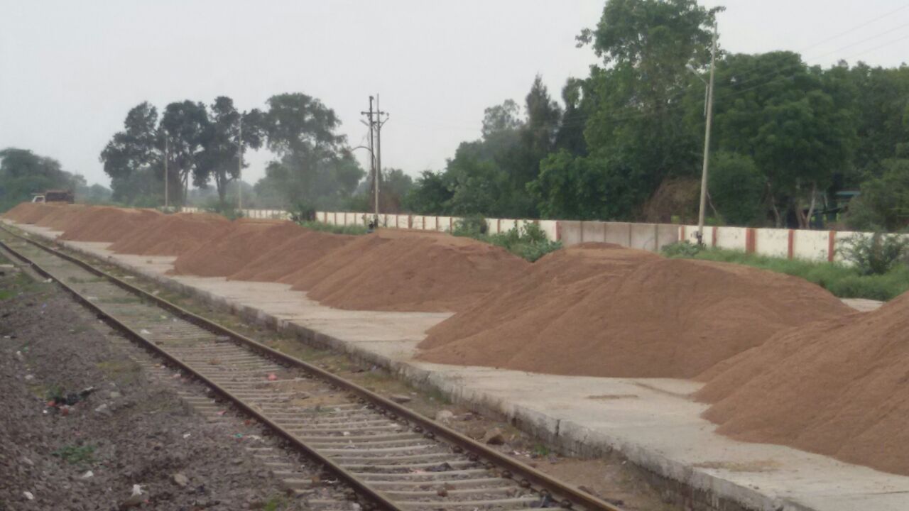 ग्वालियर वासियों के लिये बुरी खबर, अब रेत के बढेंगे दाम, प्रदेश में पहली बार ट्रेन की 59 बोगियो में 3890 टन रेत भरकर पहुंचाई जाएगी लखनऊ | New India Times