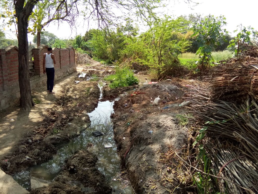 सडक की खस्ता हालत से राहगीर व स्कूली छात्र परेशान | New India Times