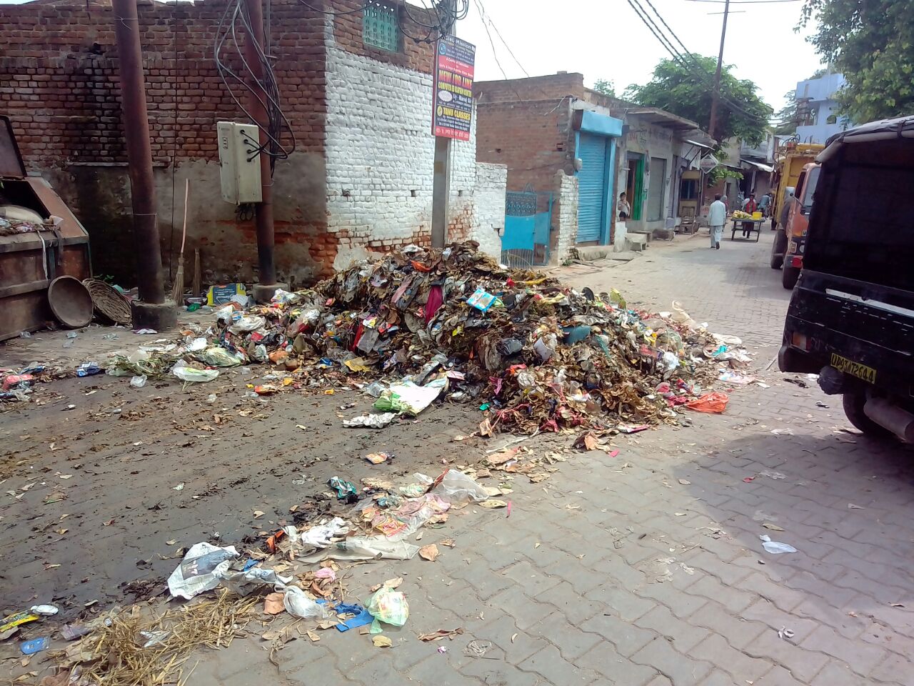 नगर निगम झांसी उडा रही है स्वच्छ भारत अभियान का मजाक, कचरों के अंबार व बदबू से शहरी परेशान | New India Times