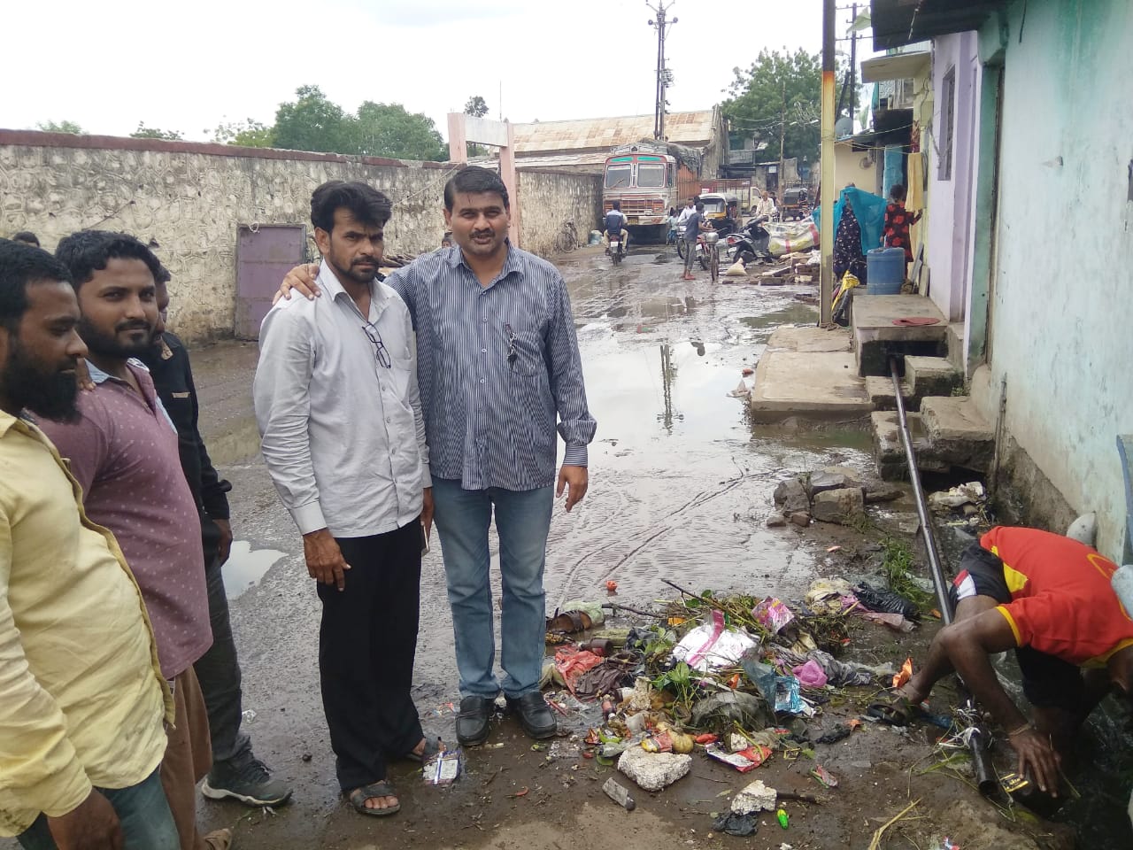 नाली बंद होने से सडक पर फैला गंदा पानी, स्कूली बच्चे व राहगीर परेशान, नगरसेवक अमीन पटेल ने दिलाई परेशानी से निजात | New India Times