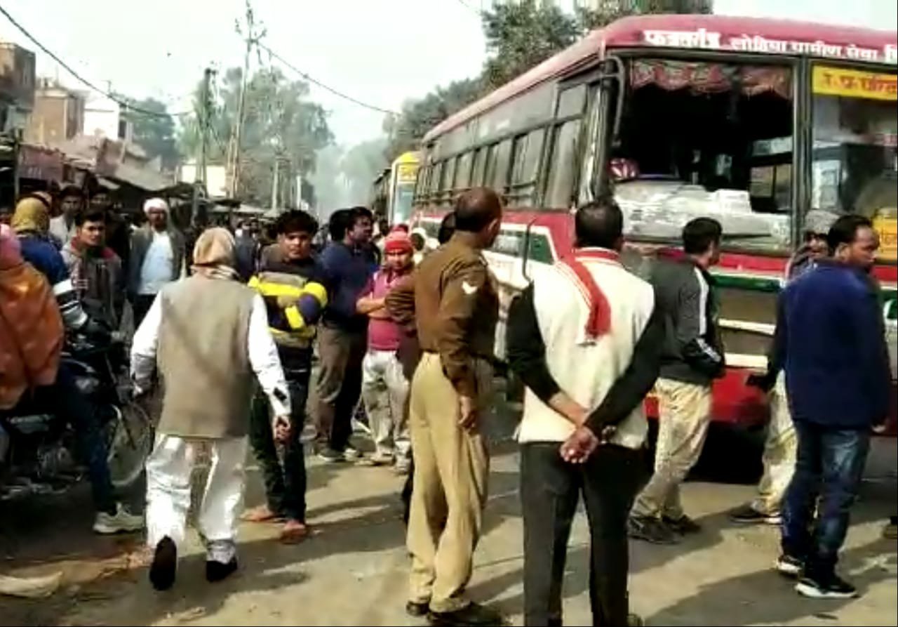 व्यापारी के अपहरण के एक आरोपी ने की आत्महत्या, ग्रामीणों ने नबीगंज चौकी के सामने लगाया जाम, खुलासे के लिए 24 घण्टे का दिया अल्टीमेटम | New India Times