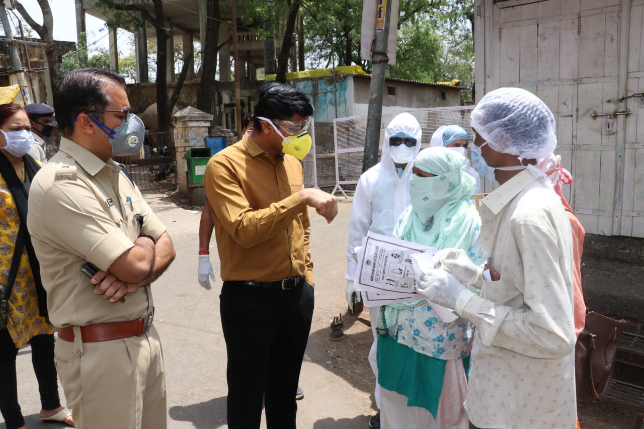 धार नगर के बख्तावर मार्ग में एक व्यक्ति के कोरोना पॉजिटिव पाए जाने पर प्रशासन ने उसके मकान एपीसेंटर से तीन किलोमीटर क्षेत्र को कैंटोनमेंट एरिया घोषित | New India Times