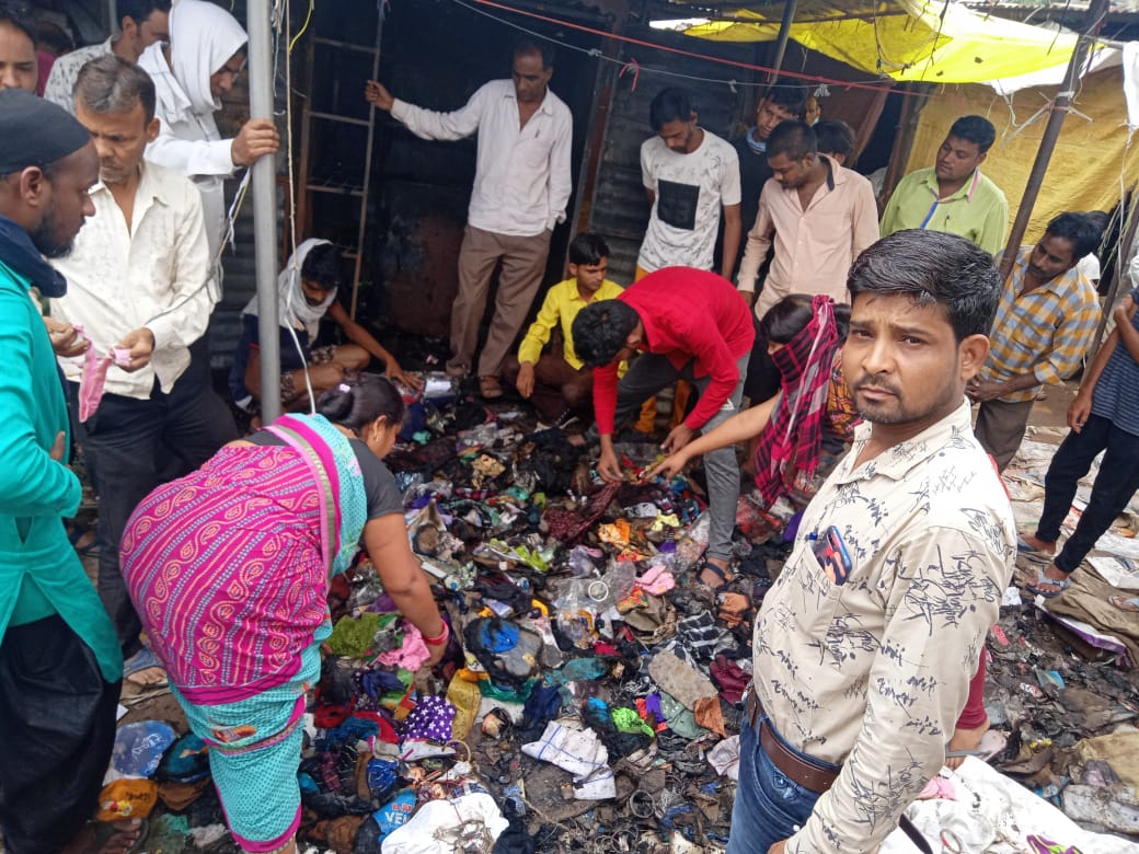 जुन्नारदेव मनिहारी मार्केट में 3 दुकानों में आग लगने से हुआ लाखों का नुकसान, प्रशासन को आवेदन देकर मूल्यांकन आर्थिक सहायता आगजनी देने की व्यापारियों ने की मांग | New India Times