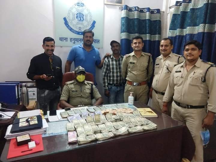 थाना हनुमानगंज की पुलिस ने वाहन चेकिंग के दौरान हुआ हवाला कारोबार का खुलासा, 17 लाख रूपये से अधिक कैश बरामद, राजेश पाल नामक व्यक्ति को पुलिस ने लिया हिरासत में | New India Times