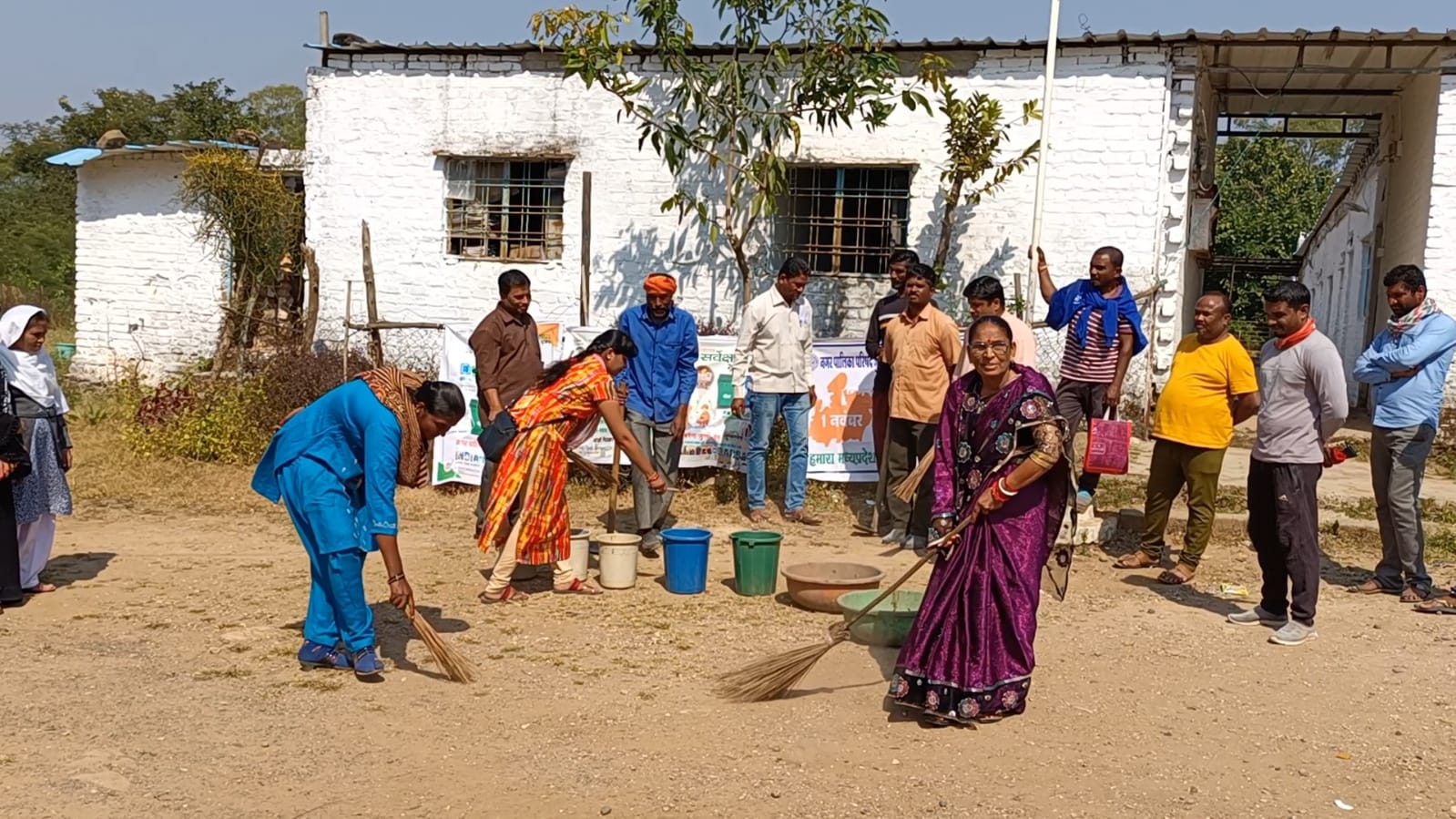 विद्यार्थियों को चॉकलेट बांट कर दिया स्वच्छता का संदेश, कचरे के बारे में दी गई महत्वपूर्ण जानकारी | New India Times