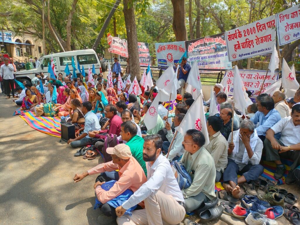 सेंचुरी के श्रमिकों ने अपनी मांगों को लेकर इंदौर पहुंच कर संभाग आयुक्त कार्यालय पर की भूख हड़ताल | New India Times