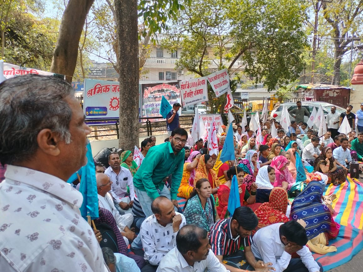 सेंचुरी के श्रमिकों ने अपनी मांगों को लेकर इंदौर पहुंच कर संभाग आयुक्त कार्यालय पर की भूख हड़ताल | New India Times