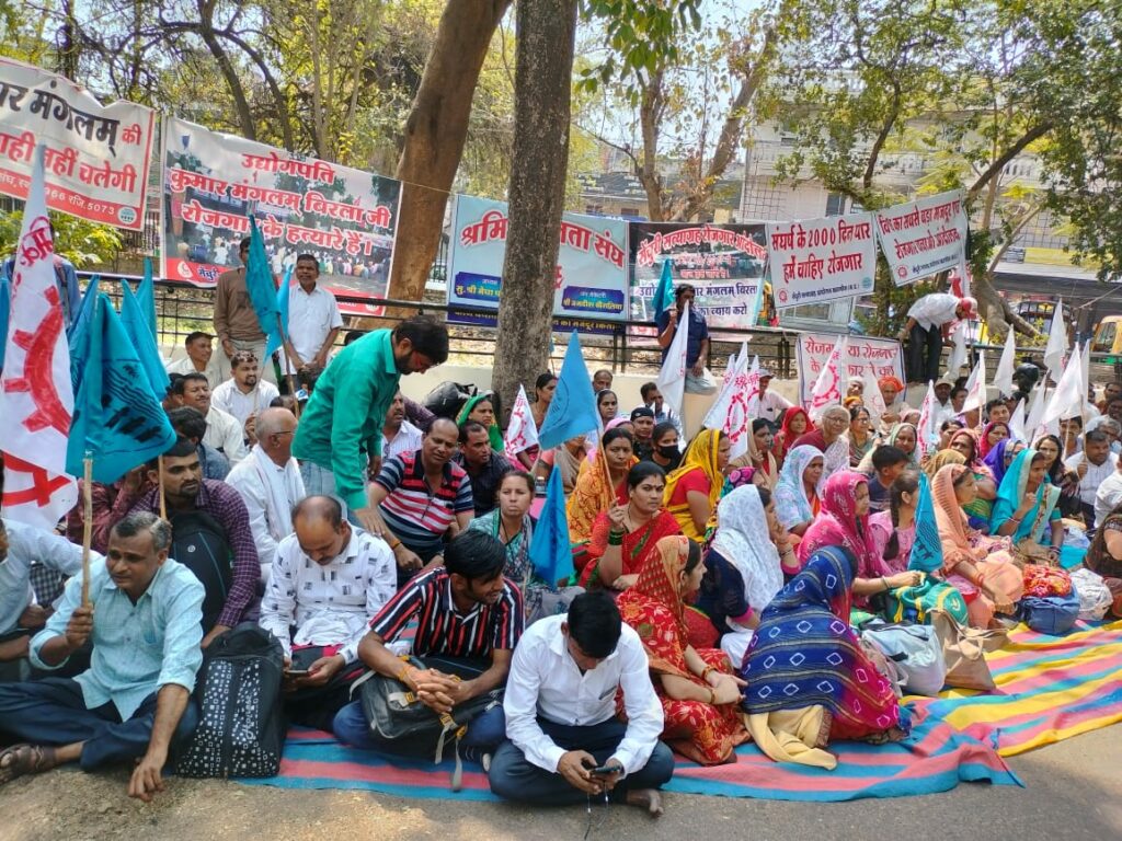 सेंचुरी के श्रमिकों ने अपनी मांगों को लेकर इंदौर पहुंच कर संभाग आयुक्त कार्यालय पर की भूख हड़ताल | New India Times