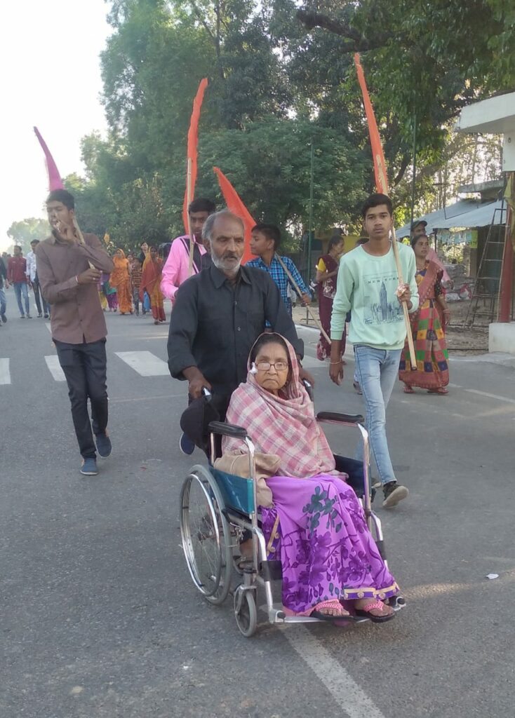 सड़क पर उमड़ा श्रृद्धा का सैलाब, हनुमान जी की भक्ति में सराबोर हुए भक्त, जगह-जगह पर भक्तों ने किया प्रसाद वितरण, भारी सुरक्षा में की गई पूजा अर्चना | New India Times