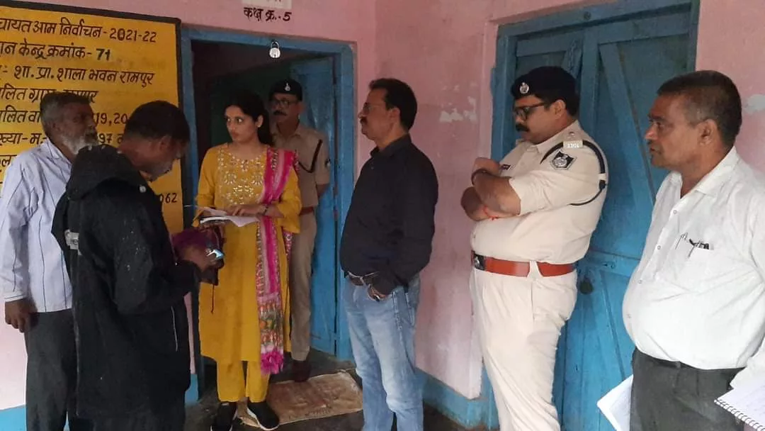 कलेक्टर एवं ज़िला निर्वाचन अधिकारी पुष्प और पुलिस अधीक्षक वर्मा ने बरसते पानी में विधानसभा क्षेत्र जुन्नारदेव के दूरस्थ अंचल के 4 मतदान केंद्रों का किया आकस्मिक निरीक्षण | New India Times