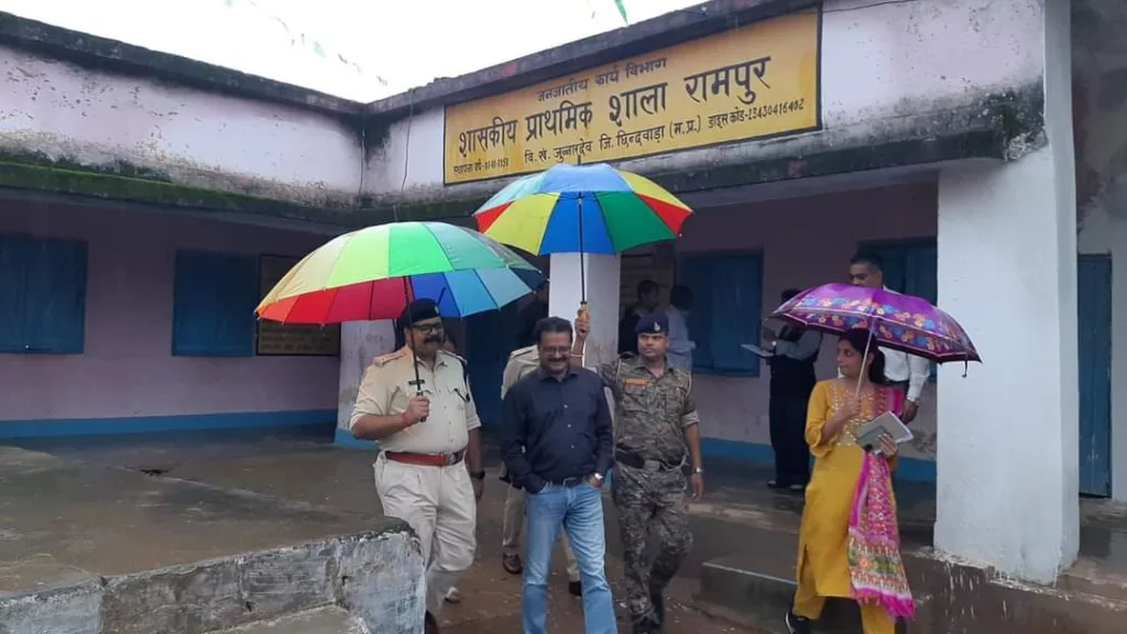 कलेक्टर एवं ज़िला निर्वाचन अधिकारी पुष्प और पुलिस अधीक्षक वर्मा ने बरसते पानी में विधानसभा क्षेत्र जुन्नारदेव के दूरस्थ अंचल के 4 मतदान केंद्रों का किया आकस्मिक निरीक्षण | New India Times