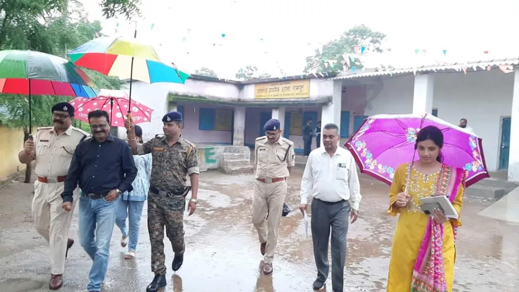 कलेक्टर एवं ज़िला निर्वाचन अधिकारी पुष्प और पुलिस अधीक्षक वर्मा ने बरसते पानी में विधानसभा क्षेत्र जुन्नारदेव के दूरस्थ अंचल के 4 मतदान केंद्रों का किया आकस्मिक निरीक्षण | New India Times