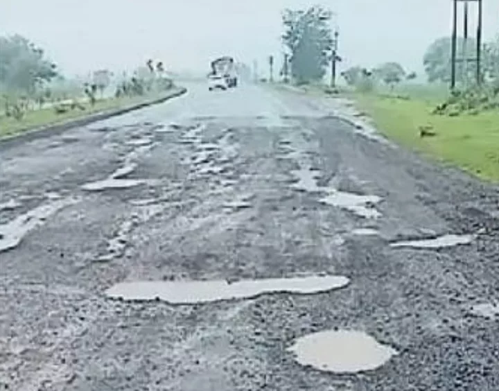 इन्दौर - अहमदाबाद राष्ट्रीय राजमार्ग के गड्ढों को भरने का काम हुआ शुरू | New India Times