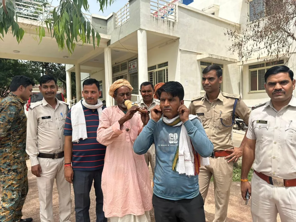 ‘‘बेटी की पेटी’’ में डाली गई शिकायत पर की त्वरित कार्यवाही, पुलिस ने स्कूली छात्रा को बस में परेशान करने वाले बस कंडक्टर का निकाला जुलूस और सपेरों ने बजाई बीन | New India Times