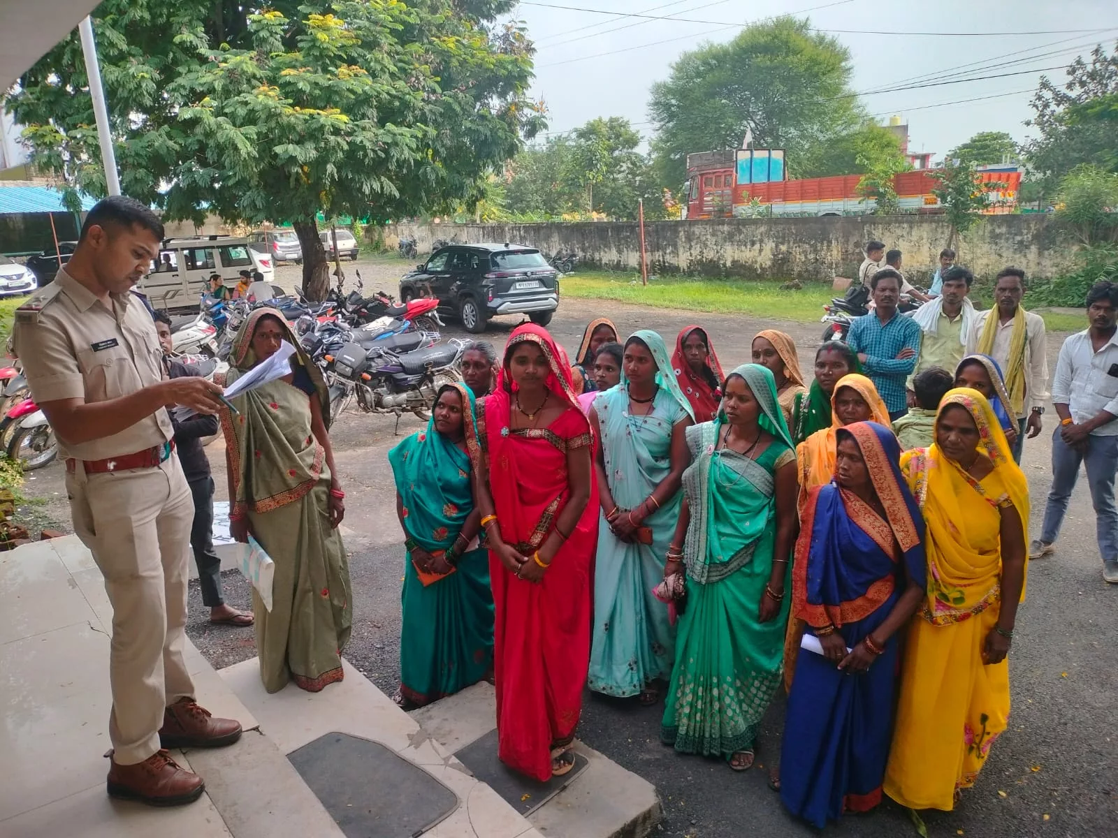 पिनकेयर फाइनेंस कंपनी के मकर जाल में फंस कर स्वा समूह की आदिवासी महिलाएं बन रही हैं धोखाधड़ी का शिकार | New India Times