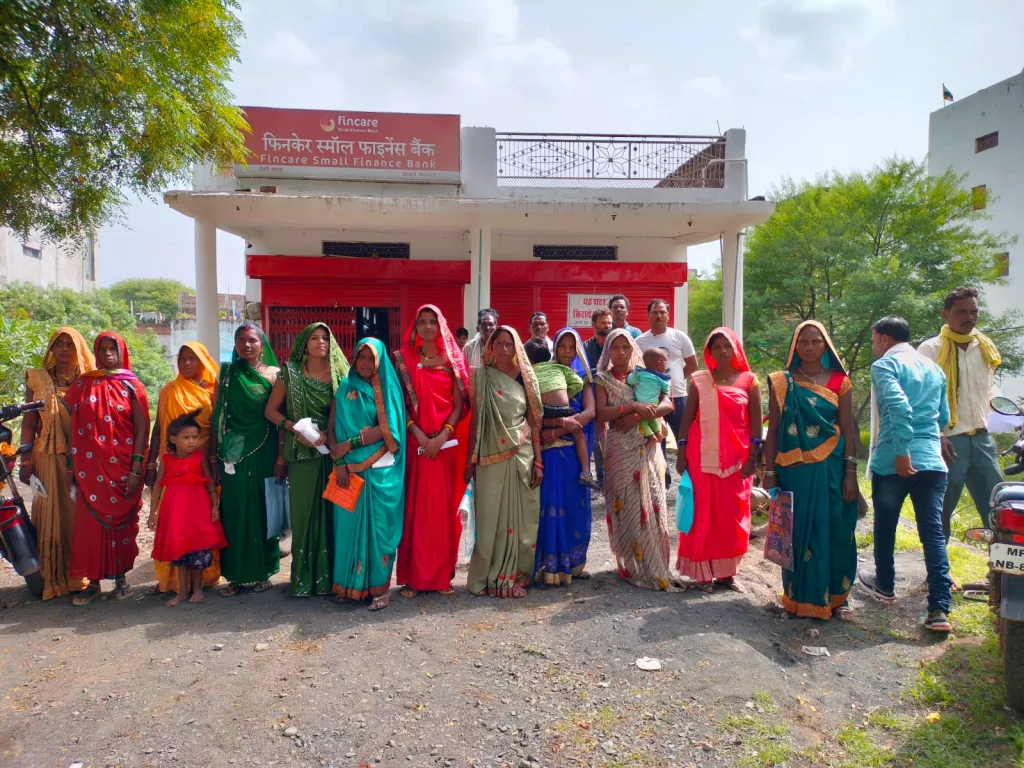 पिनकेयर फाइनेंस कंपनी के मकर जाल में फंस कर स्वा समूह की आदिवासी महिलाएं बन रही हैं धोखाधड़ी का शिकार | New India Times