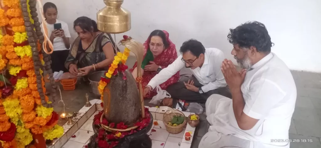 सावण के आखरी सोमवार को शिव मंदिरों में श्रद्धालुओं का लागा तांता, प्रसिद्ध दुधेश्रवर महादेव मंदिर पर मेघनगर के भक्त राकेश भुरिया ने 108 किलो का लगवाया घंटा | New India Times