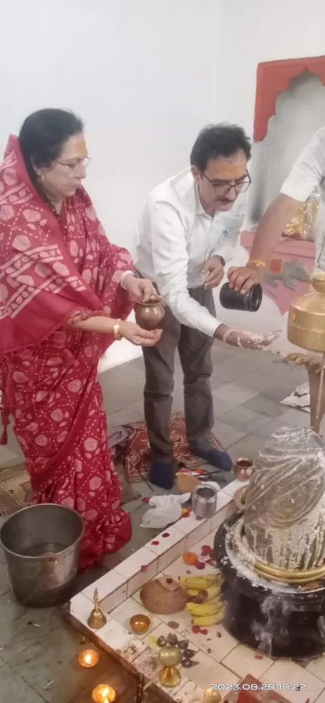 सावण के आखरी सोमवार को शिव मंदिरों में श्रद्धालुओं का लागा तांता, प्रसिद्ध दुधेश्रवर महादेव मंदिर पर मेघनगर के भक्त राकेश भुरिया ने 108 किलो का लगवाया घंटा | New India Times