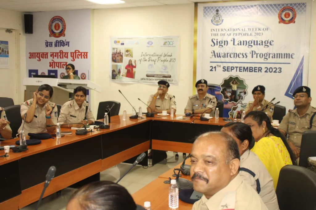 मूक बधिर वर्ग के लोगों की मदद हेतु पुलिस अधिकारियों को दिया गया sign language का प्रशिक्षण | New India Times