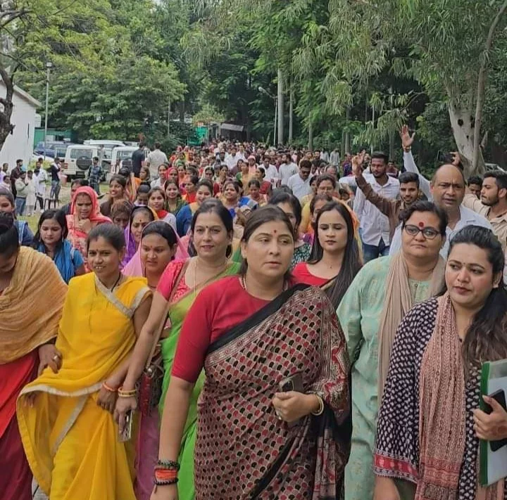 पूर्व मुख्यमंत्री कमलनाथ के समक्ष प्रदेश प्रवक्ता दीप्ती सिंह ने हजारों समर्थकों के साथ प्रस्तुत की दावेदारी | New India Times