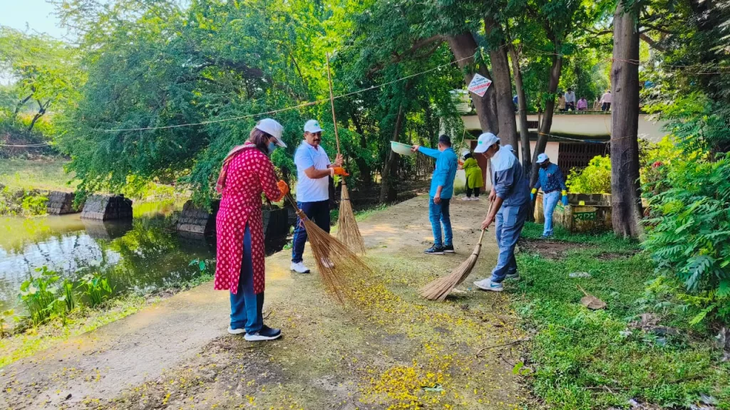 एक कदम स्वच्छता की ओर, जिला प्रशासन ने देवझिरी में स्वच्छता पखवाड़ा के अंतर्गत चलाया स्वच्छता अभियान, कलेक्टर ने भी लगाई झाड़ू | New India Times