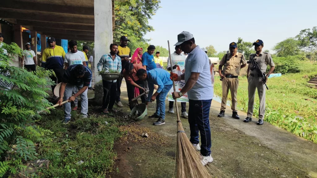 एक कदम स्वच्छता की ओर, जिला प्रशासन ने देवझिरी में स्वच्छता पखवाड़ा के अंतर्गत चलाया स्वच्छता अभियान, कलेक्टर ने भी लगाई झाड़ू | New India Times