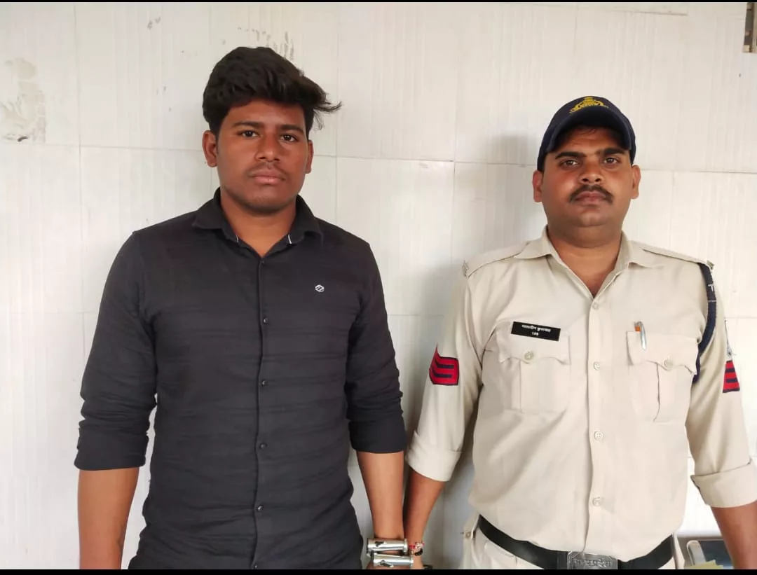 नेपानगर पुलिस ने सीवल पुलिया तिराहे के पास घेराबंदी कर एक आरोपी के कब्जे से 01 किलो 200 ग्राम गांजा किया जप्त | New India Times