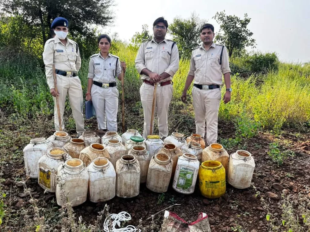 राशि ₹ 1.40 लाख की 73 लीटर मदिरा व 1250 kg महुआ लहान जप्त | New India Times