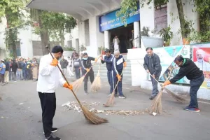 भोपाल कलेक्टर ने कलेक्ट्रेट परिसर में चलाया स्वच्छता अभियान | New India Times