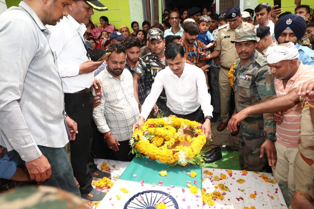 छिंदवाड़ा के वीर सपूत अमर शहीद कॉरपोरल स्व.विक्की पहाड़े को राजकीय सम्मान के साथ दी गई अंतिम विदाई, कलेक्टर एसपी ने अर्पित की भाविनी विदाई | New India Times