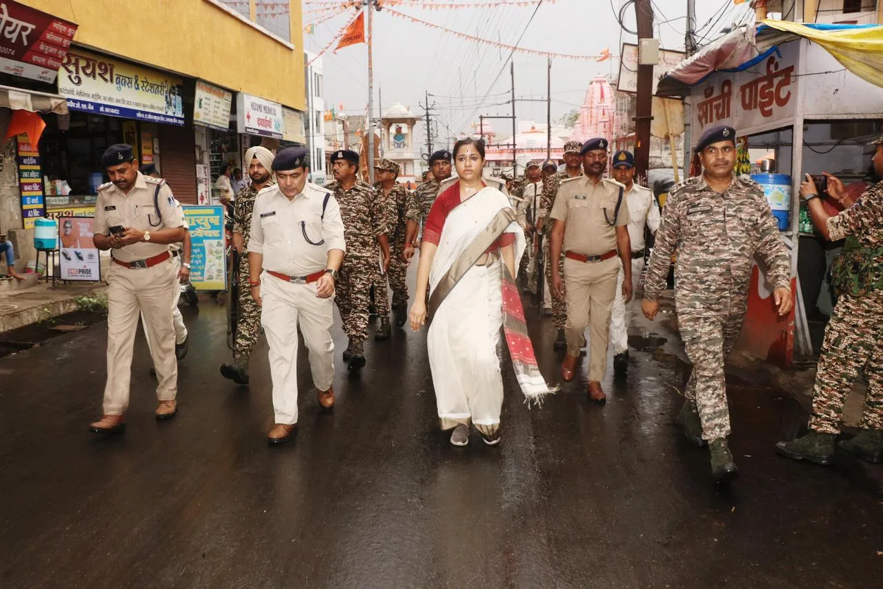 कलेक्टर एवं एसपी के नेतृत्व में शांतिपूर्ण निर्वाचन हेतु बारिश की फुहारों के बीच हुआ फ्लैग मार्च | New India Times