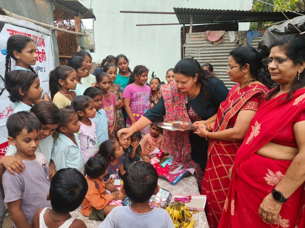 नवरात्रि के पर्व पर जॉइंटस सहेली ग्रुप ने गरीब बस्तियों में जाकर बालिकाओं की पूजा अर्चना की | New India Times