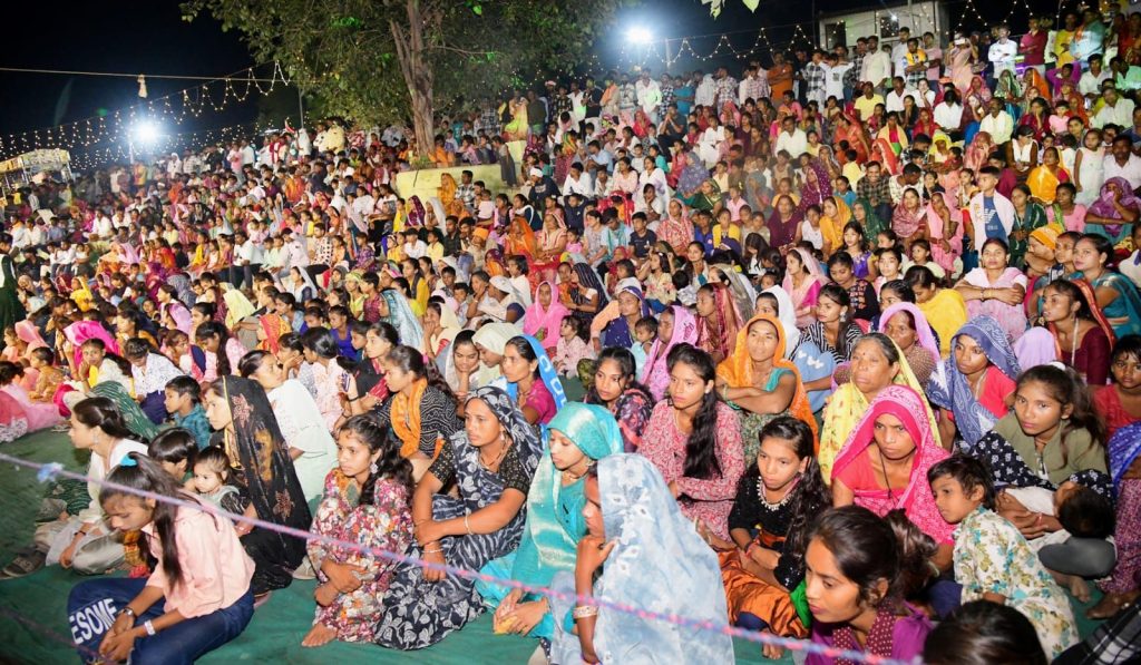 फूट तालाब गरबा महोत्सव लोगों की आस्था और धर्म का प्रतीक: श्री सुरेश चंद्र जैन पप्पू भैया, फुट तालाब में पप्पू भैया जैन ने भी परिवार के साथ किया गरबा | New India Times