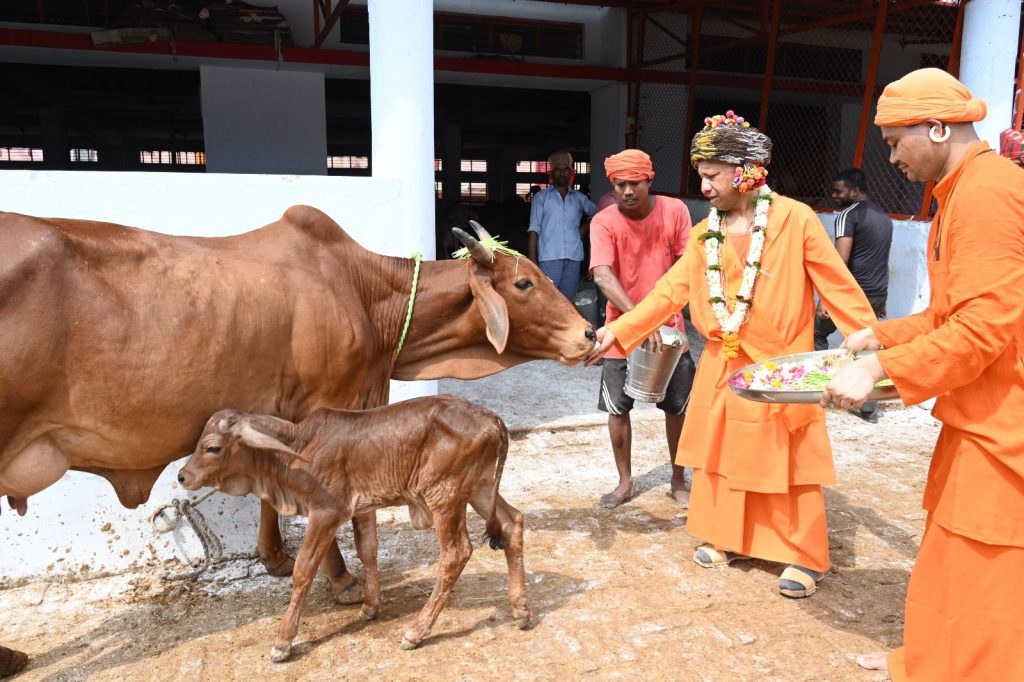 विजयादशमी पर नाथपंथ की परंपरा के अनुसार विशेष परिधान में निकले गोरक्षपीठाधीश्वर श्री योगी आदित्यनाथ | New India Times