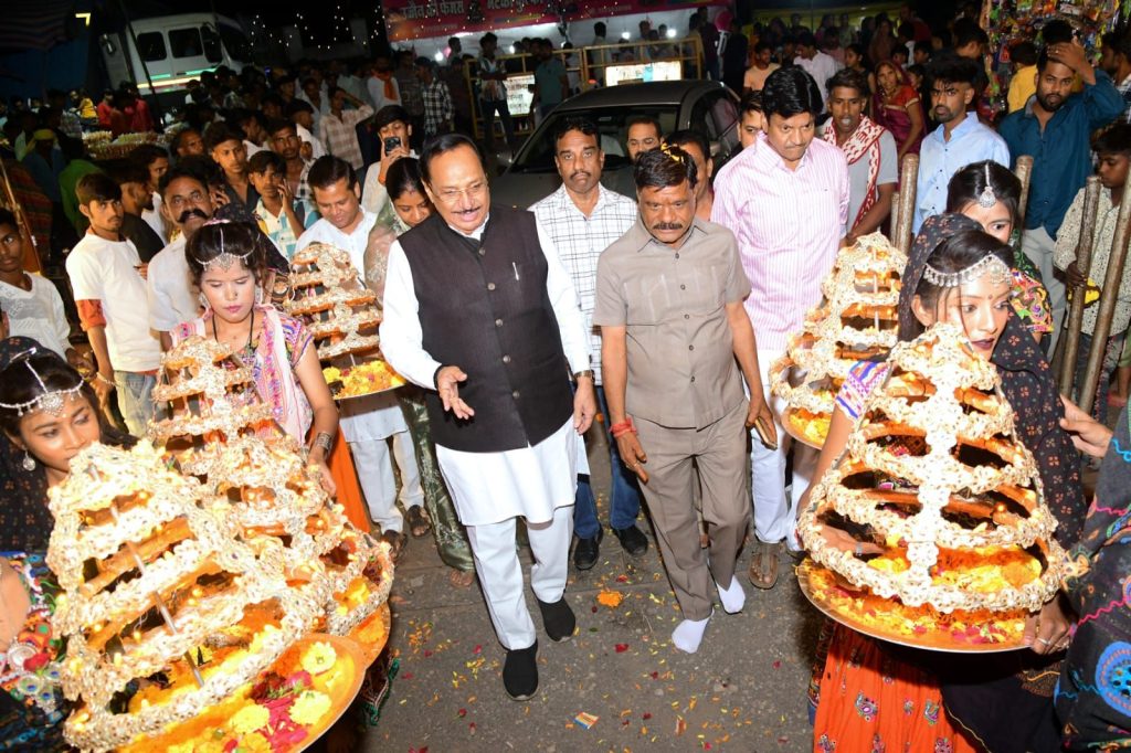 फुट तालाब मुख्य गरबा पंडाल तक नहीं पहुंच पाए कई लोग, अभी तक के सारे रिकॉर्ड तोड़े अपार भीड़ उमड़ी | New India Times