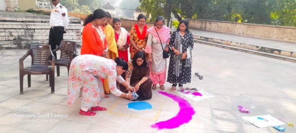 दीपोत्सव के उपलक्ष्य में कलेक्टर श्रीमती चौहान ने बनाई सतरंगी रंगोली | New India Times