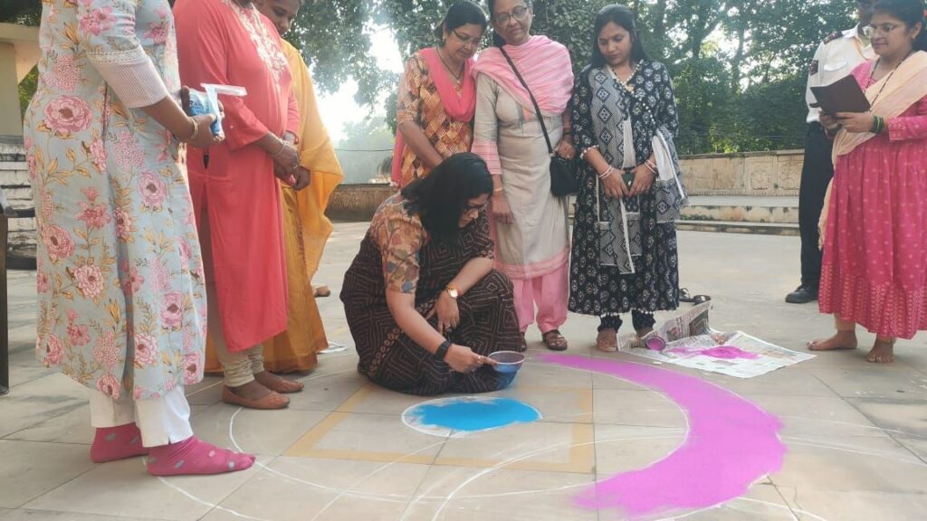 दीपोत्सव के उपलक्ष्य में कलेक्टर श्रीमती चौहान ने बनाई सतरंगी रंगोली | New India Times