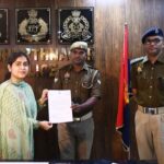 पुलिस अधीक्षक सिद्धार्थनगर द्वारा मु0आ0 श्री राम प्रकाश द्वारा पुलिस कार्यालय स्थित शिकायत प्रकोष्ठ से प्रेषित जांच की मानक के अनुरुप समयबद्ध एवं गुणवत्तापूर्ण जांच करने के लिये किया गया सम्मानित