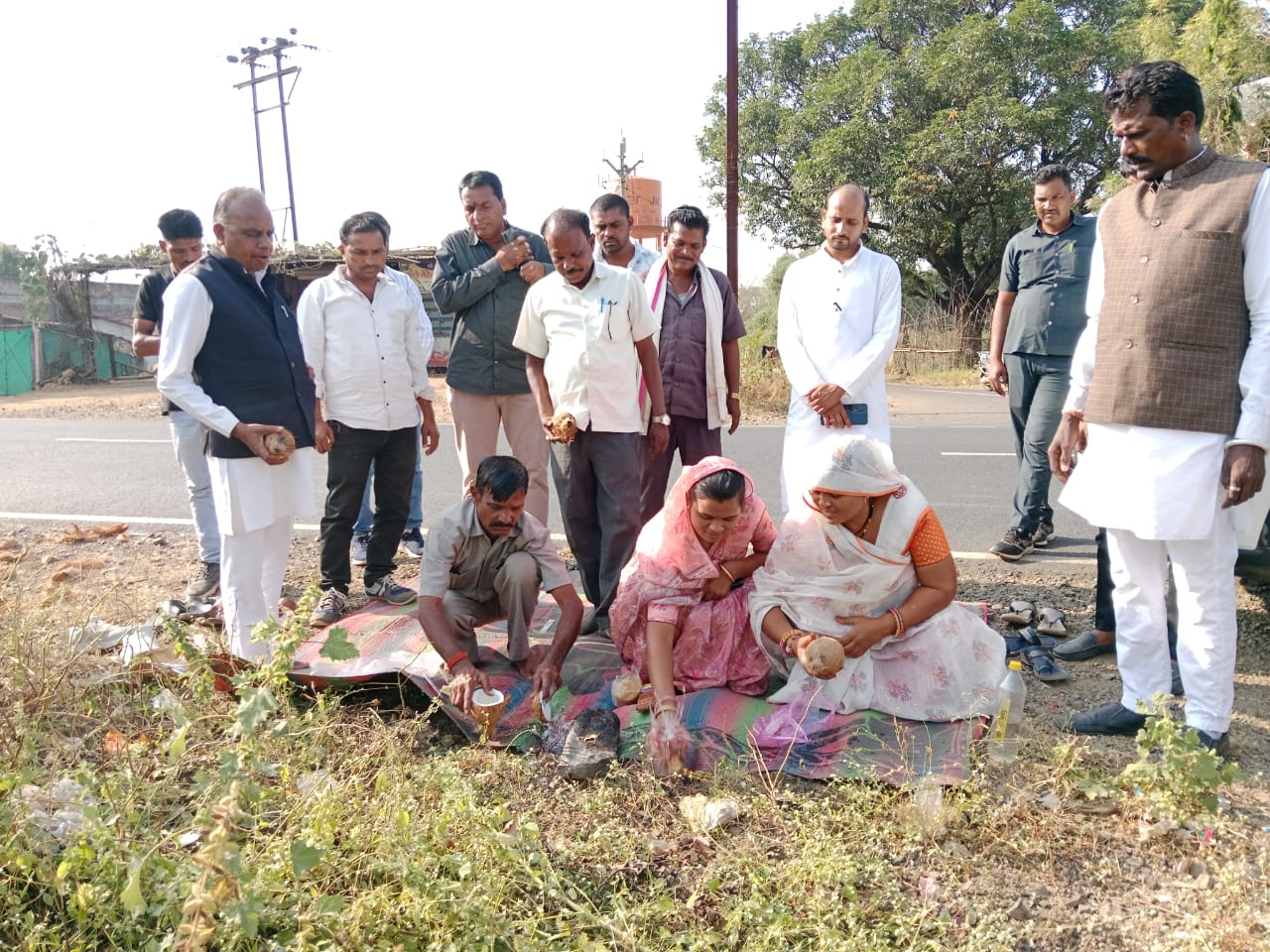 जनपद अध्यक्ष श्रीमती ललिता मुकेश एवं विधायक वीर सिंह भूरिया ने किया नौगावां यात्री प्रतीक्षालय एवं नाली निर्माण का भूमि पूजन | New India Times