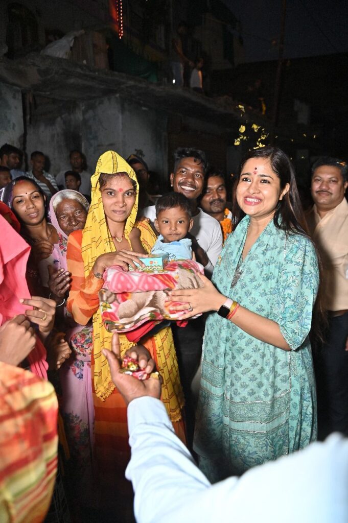 अयोध्या बस्ती में कलेक्टर ने मनाया दीपावली मिलन समारोह, बच्चों को मिठाई और महिलाओं को कंबल किए भेंट | New India Times